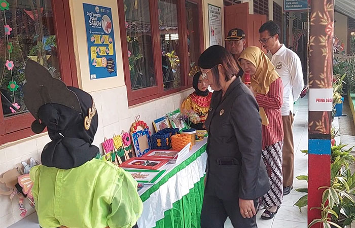 PENINJAUAN: Pj Bupati Kulon Progo ketika meninjau SDN Kalisonggo.
