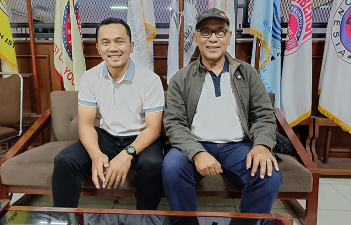 Keterangan Pelatih Pencak Silat DIJ Andrianto (kiri) dan Ketua II Pengda IPSI DIJ Sri Harijanto (kanan) saat berkunjung ke Kantor KONI DIJ.