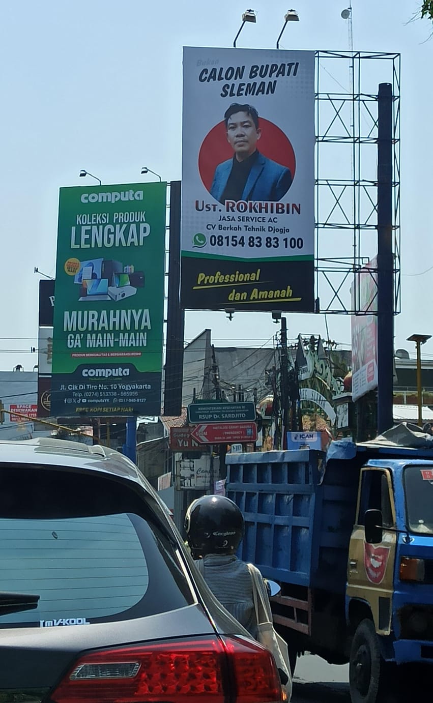 Baliho ala Calon Bupati Sleman terpasang di Perempatan MM UGM, Selasa 13 Agustus 2024.  (iwa ikhwanudin/radar jogja)