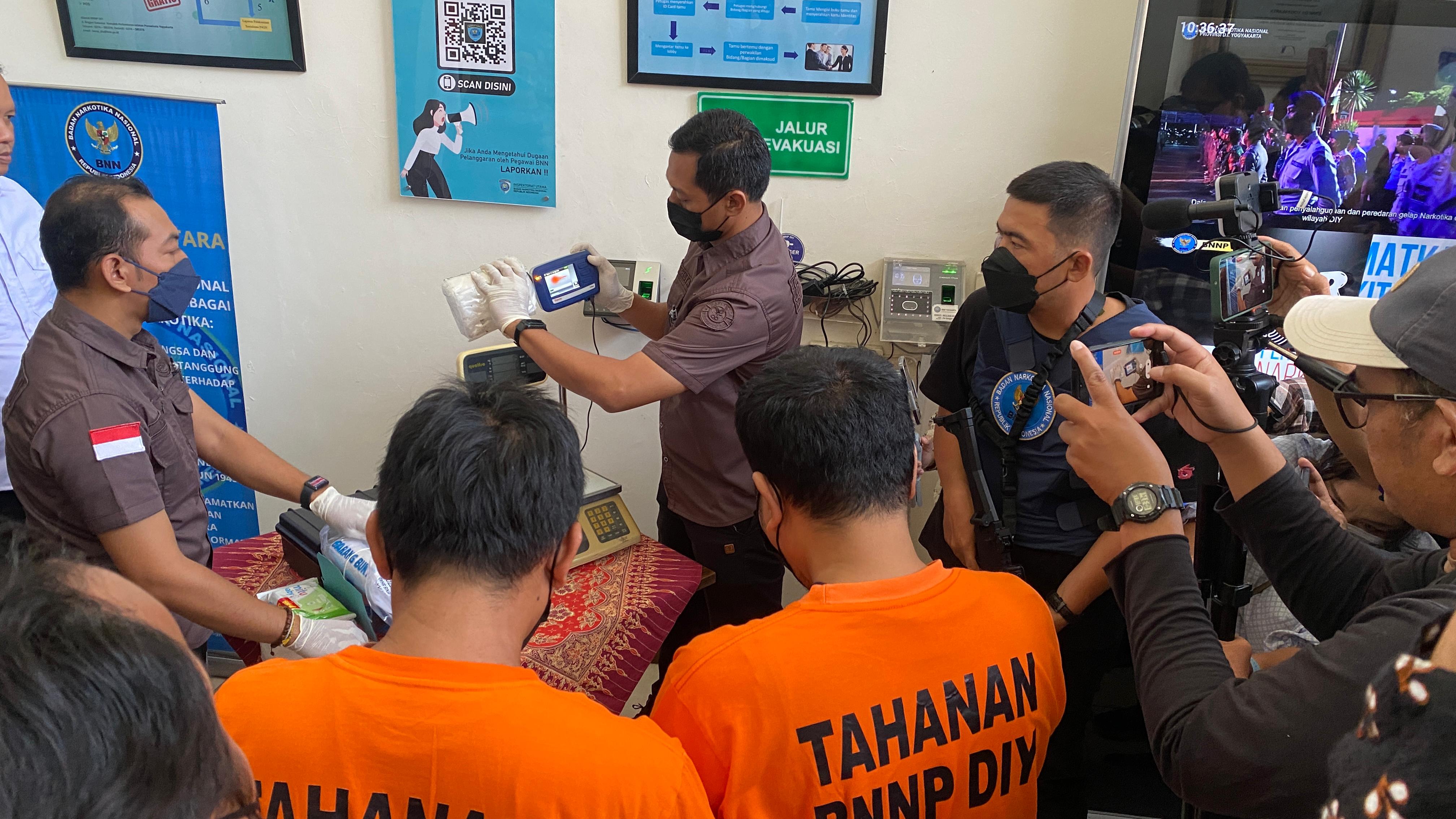 Rilis pemusnahan barang bukti narkotika jenis sabu seberat 1,6 kg di Kantor BNNP DIY, Selasa (13/8/2024).  (Agung Dwi Prakoso/Radar Jogja)