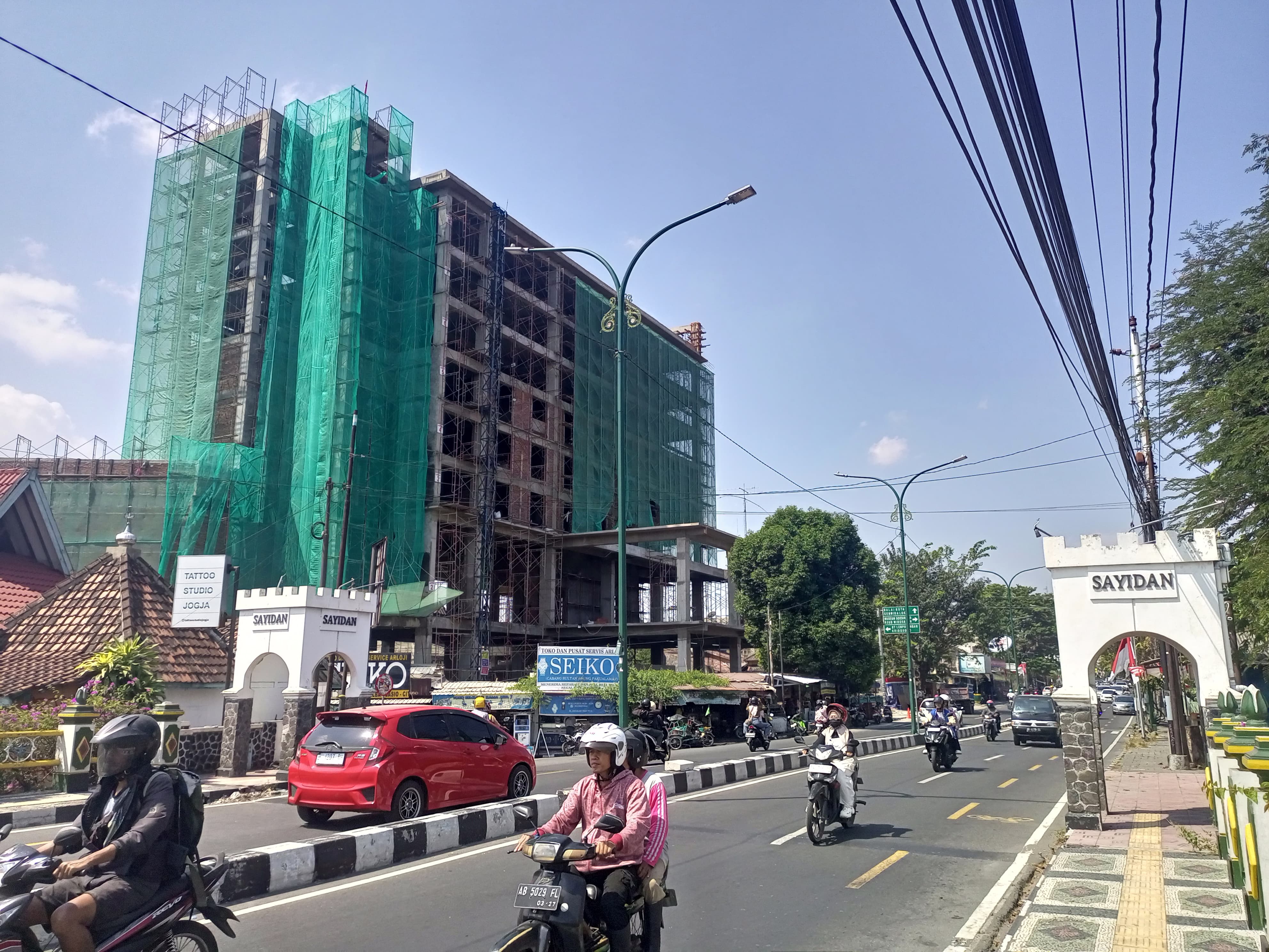 Proyek pembangunan hotel di sebelah timur jembatan Sayidan, Kota Jogja, Selasa (13/8/2024).   (Guntur Aga/Radar Jogja)