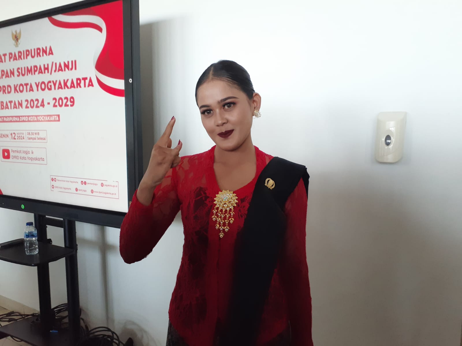 Novita Mawar Sharon saat ditemui Senin (12/8). Dia merupakan anggota DPRD Kota Jogja termuda periode 2024-2029.  (IWAN NURWANTO/radar jogja)