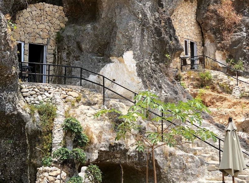 Panorama Unik Sebuah Resto dan Hotel yang Berada di Dalam Goa (Sumber: Instagram @paleo.stoneage)