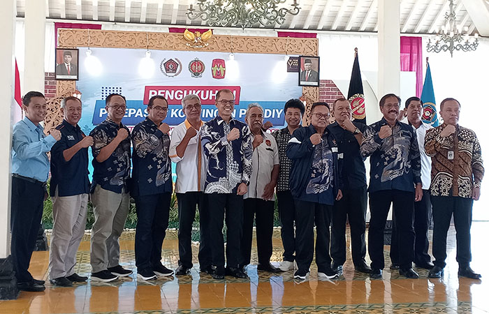 SEMANGAT: Pengukuhan dan pelepasan Kontingen DIJ yang akan berlaga di ajang Pekan Olahraga Wartawan Nasional (Porwanas) XIV- Kalimantan Selatan di Kompleks Kepatihan, Selasa (13/8).