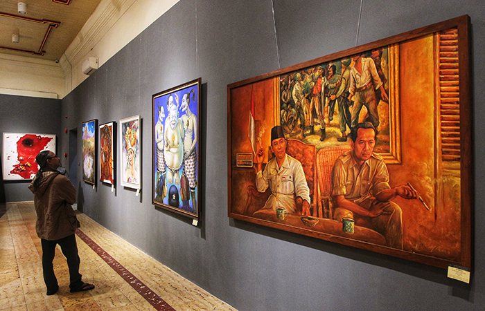 Pengunjung mengamati karya yang dipajang dalam pameran seni rupa memperingati 12 tahun lahirnya Undang-Undang Keistimewaan, di Museum Sonobudoyo, Kota Jogja, (14/8).&nbsp;