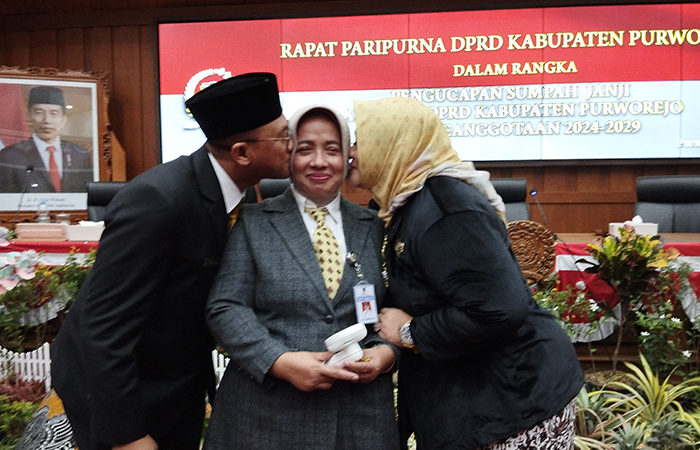 IKUT JEJAK KAKAK: Roni Sumhastomo dan Rani Summadiyaningrum (Nonik) mengapit ibunda, Yuli Hastuti, usai pelantikan anggota DPRD periode&nbsp;2024 2029, (14/8).