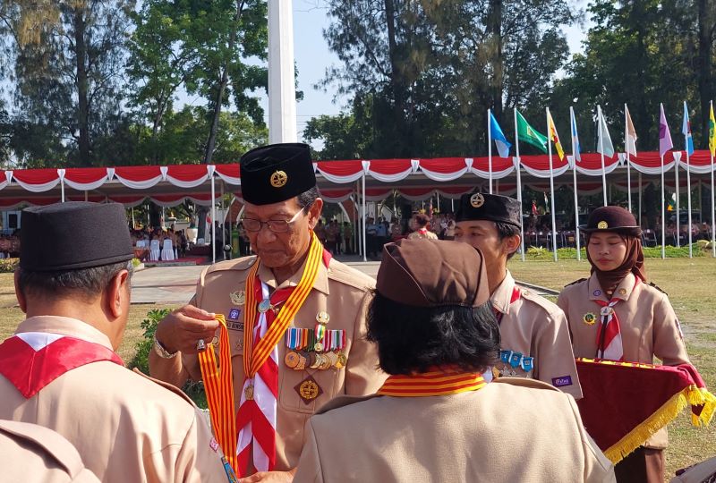 TANDA PENGHARGAAN: HB X berikan tanda penghargaan di Apel Hari Pramuka Ke-63.