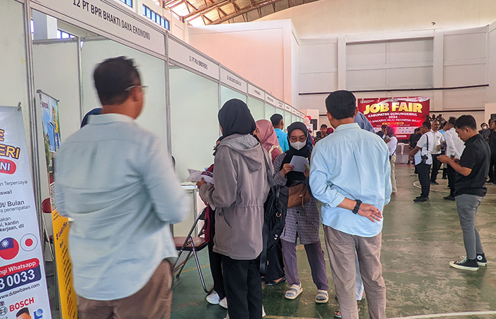 BUKA PELUANG: Pemkab Gunungkidul menggelar kegiatan Job Fair di GOR Siyono Harjo, (14/8).&nbsp;Kegiatan ini diikuti 25 perusahaan swasta.Andi May/Radar Jogja&nbsp;