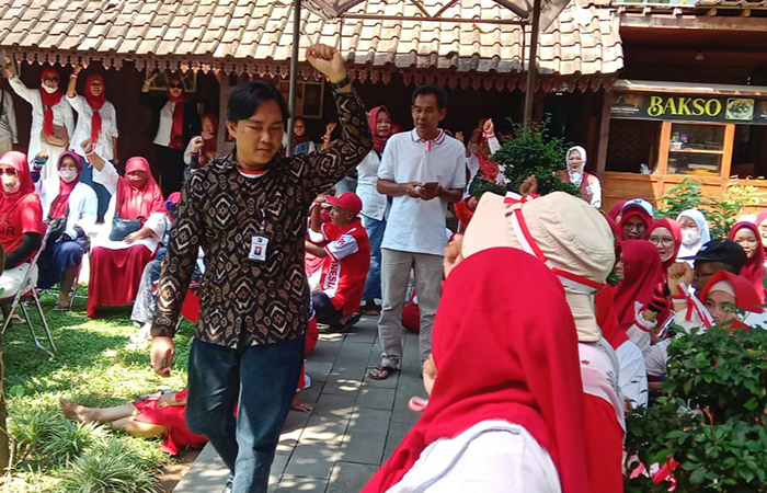 RAMAI: Ratusan pedagang yang tergabung dalam SKBM saat audiensi dengan PT TWC terkait relokasi ke Kampung Seni Borobudur, (14/8).NAILA NIHAYAH/RADAR JOGJA