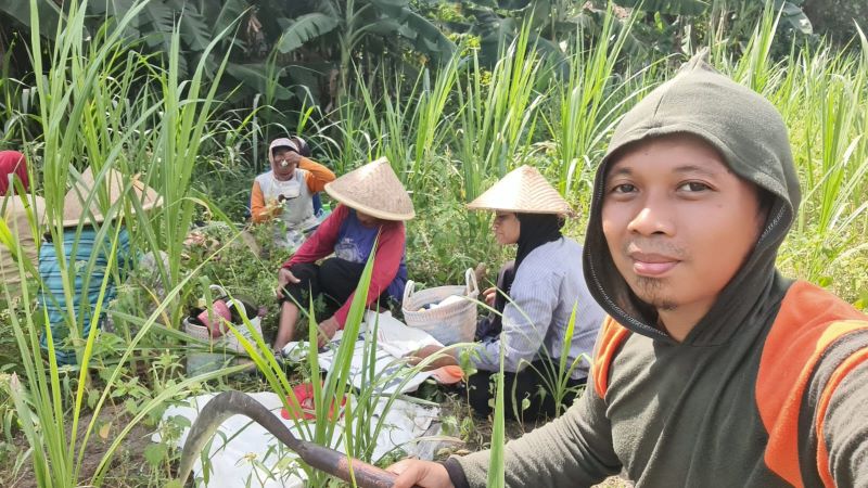 Aktivitasnya sehari-hari sebagai seorang petani karena memiliki lahan dan hewan ternak sebagai modal usahanya menghidupi keluarga