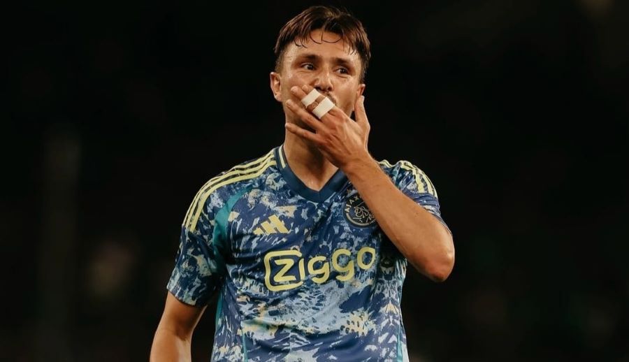 Selebrasi Steven Berghuis usai mencetak gol kemenangan Ajax atas Panathinaikos di leg pertama (ig afcajax)