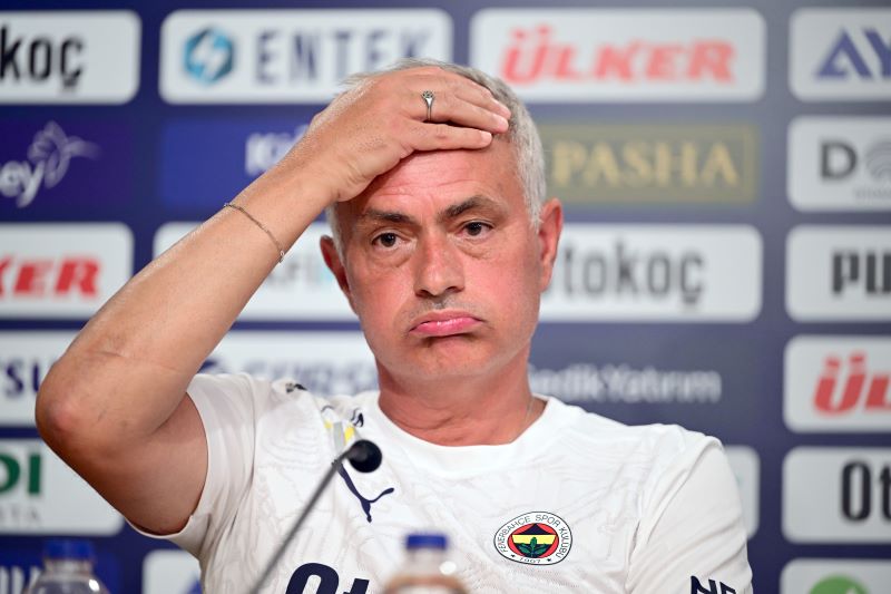Jose Mourinho kesal atas kepemimpinan wasit saat kekalahan Fenerbahce atas Lille OSC (getty)
