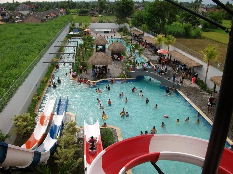 Berenang dan bermain di Balong Waterpark