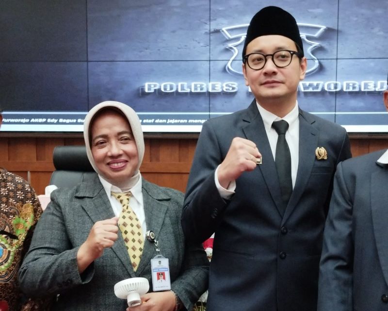 Dion Agasi Setiabudi bersama Yuli Hastuti usai acara pelantikan anggota DPRD Purworejo periode 2024-2029, Rabu (14/8/2024).