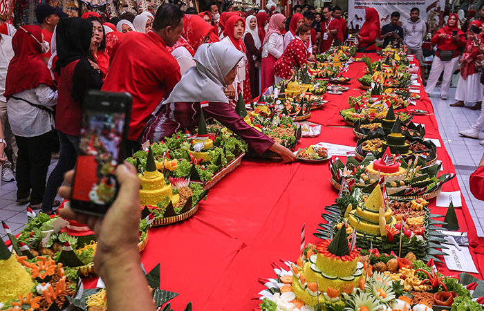 Deretan tumpeng tersaji di meja display saat lomba nasi tumpeng yang diadakan para pedagang di Pasar Bringharjo, Jogja, Kamis (15/8).&nbsp;ELANG KHARISMA DEWANGGA/RADAR JOGJA