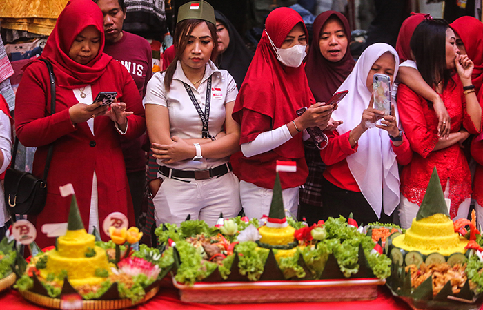 Deretan tumpeng tersaji di meja display saat lomba nasi tumpeng yang diadakan para pedagang di Pasar Bringharjo, Jogja, Kamis (15/8).&nbsp;ELANG KHARISMA DEWANGGA/RADAR JOGJA