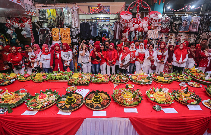 Deretan tumpeng tersaji di meja display saat lomba nasi tumpeng yang diadakan para pedagang di Pasar Bringharjo, Jogja, Kamis (15/8).&nbsp;