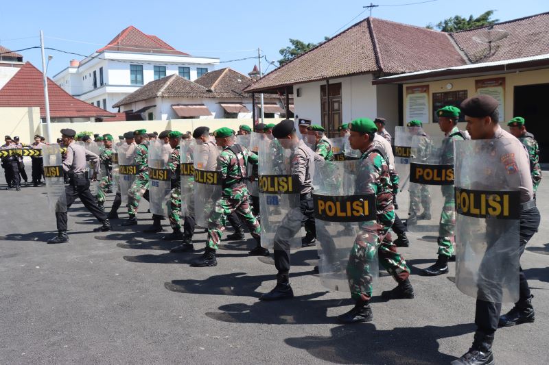 PASANG KUDA-KUDA: Personel Polres Magelang Kota bersama Kodim 0705/Magelang disiagakan untuk mengendalikan massa jelang kontestasi Pilkada 2024.