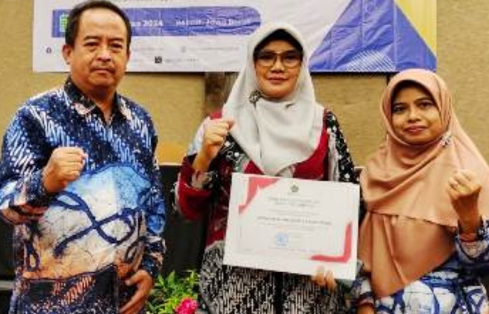 SELAMAT - Kepala MAN 2 Kulon Progo saat menerima piagam penghargaan pencanangan zona integritas WBK dan WBBM di Bekasi belum lama ini.(Doc sekolah untuk Radar Jogja)
