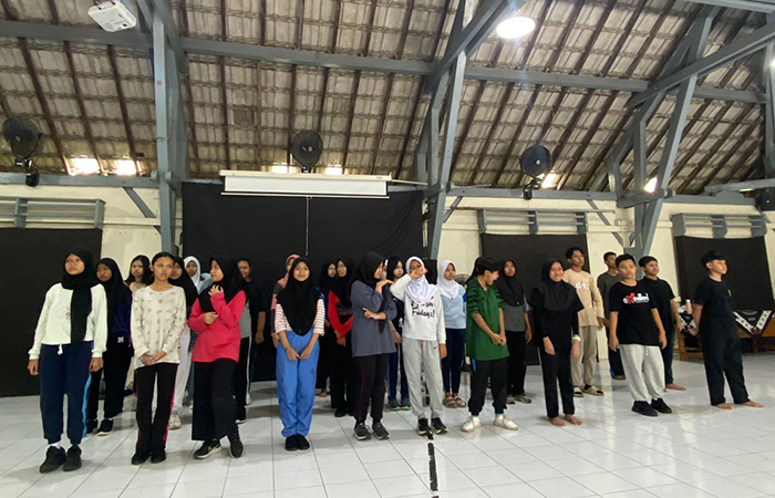 LATIHAN: Tim paduan suara SMPN 6 Jogja yang akan tampil dalam upacara bendera HUT ke-79 Kemerdekaan RI di Balai Kota Jogja, besok.Fahmi Fahriza/RADAR JOGJA