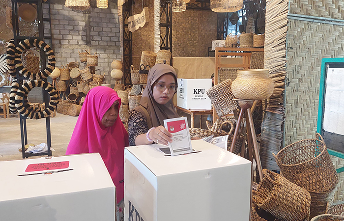 COBLOSAN: Pemilih disabilitas dibantu memasukkan kertas suara ke kotak suara.ANOM BAGASKORO/RADAR JOGJA