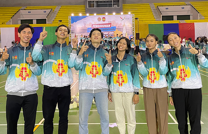 SIAP KE PON: Para atlet wushu DIY saat foto dengan pelatihnya di GOR Amongrogo Jogja.Dok Pengda WI DIY