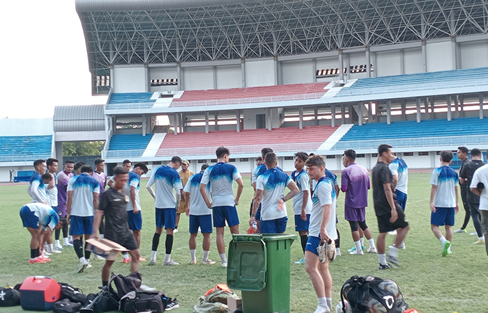 CHEMISTRY BAGUS: Para pemain PSIM Jogja saat diberi arahan oleh jajaran pelatih usai latihan rutin di Stadion Mandala Krida Jogja, (15/8)Rizky Wahyu/Radar Jogja&nbsp;