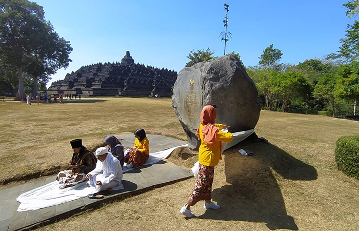 RITUAL: Tokoh seniman Borobudur menggelar serangkaian ritual pepadang kapitayan di pelataran Candi Borobudur, (15/8).NAILA NIHAYAH/RADAR JOGJA