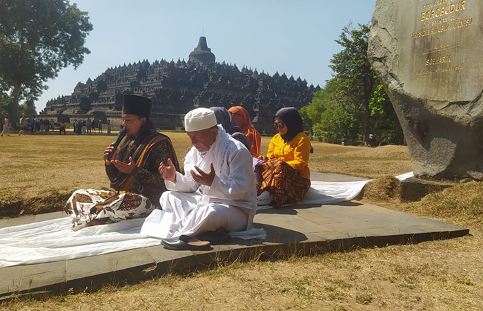 RITUAL: Tokoh seniman Borobudur menggelar serangkaian ritual pepadang kapitayan di pelataran Candi Borobudur, (15/8).NAILA NIHAYAH/RADAR JOGJA