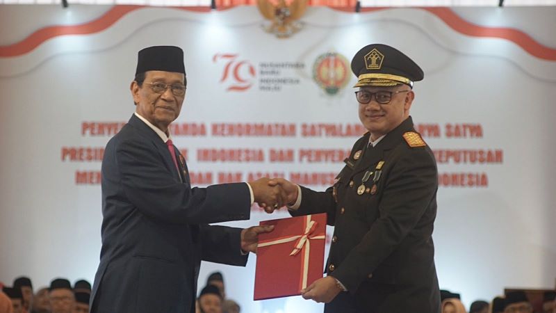 Gubernur DIY Hamengku Buwono X (kiri) saat menyerahkan surat keputusan usulan remisi kepada Kepala Kanwil Kemenkumham DIY Agung Rektono Seto pada Kamis (15/8/2024) di Gedung Kepatihan.&nbsp;
