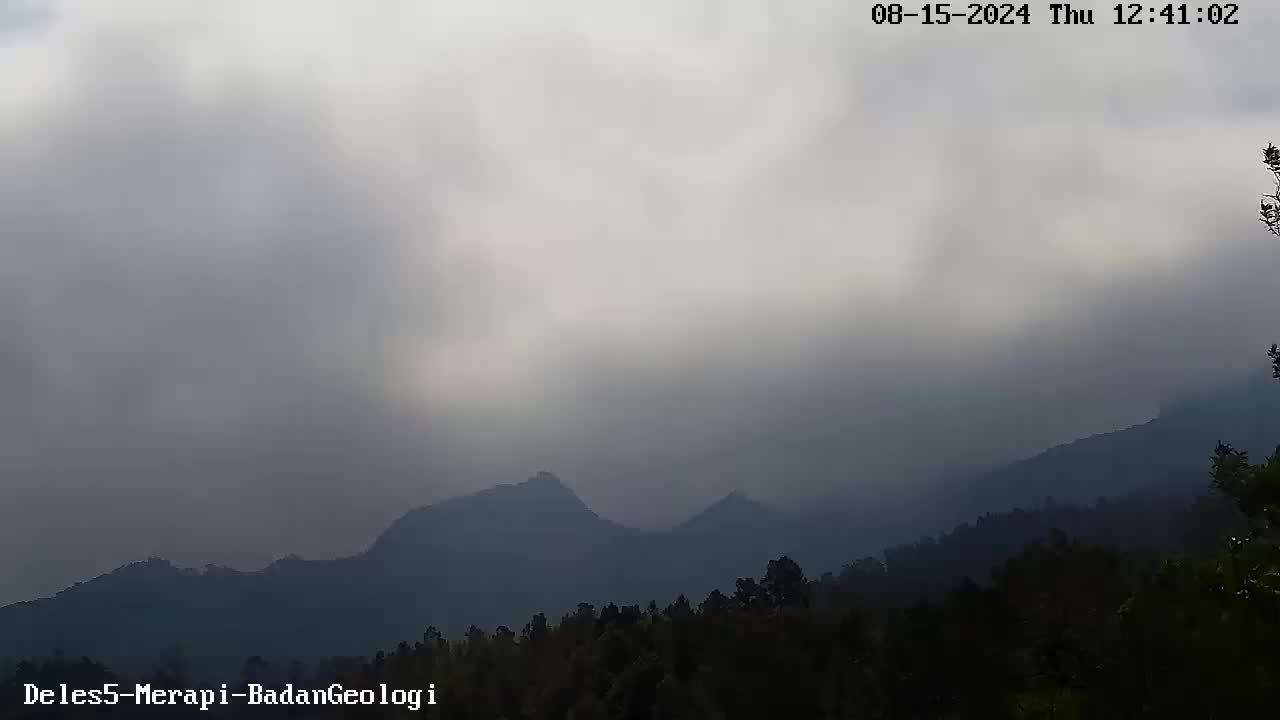 Awan panas guguran (APG) Gunung Merapi terekam dari CCTV Badan Geologi di Deles, Klaten, Jawa Tengah pada Kamis 15 Agustus 2024 pukul 12:41 WIB.