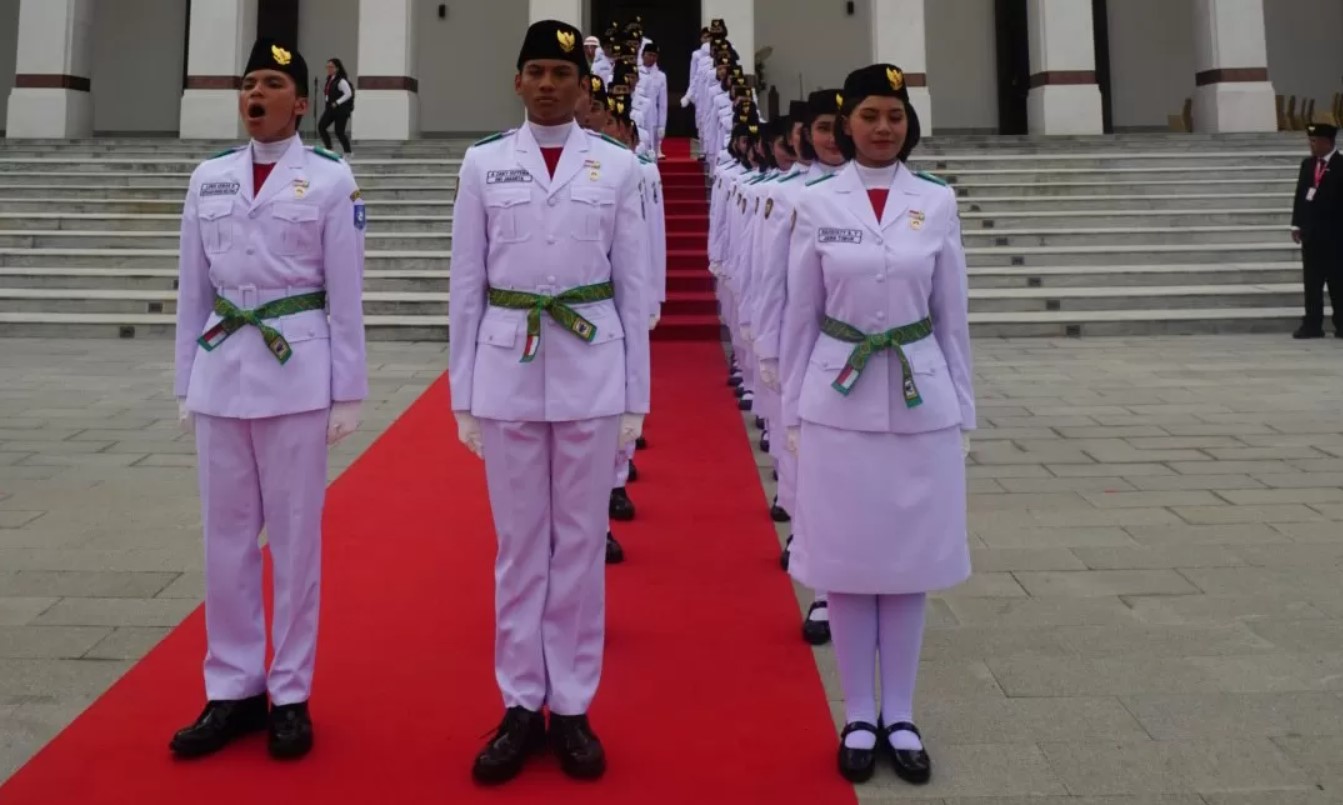 Paskibraka 2024 di depan Istana Kepresidenan IKN.   (Ferlynda Putri/Jawa Pos Koran)