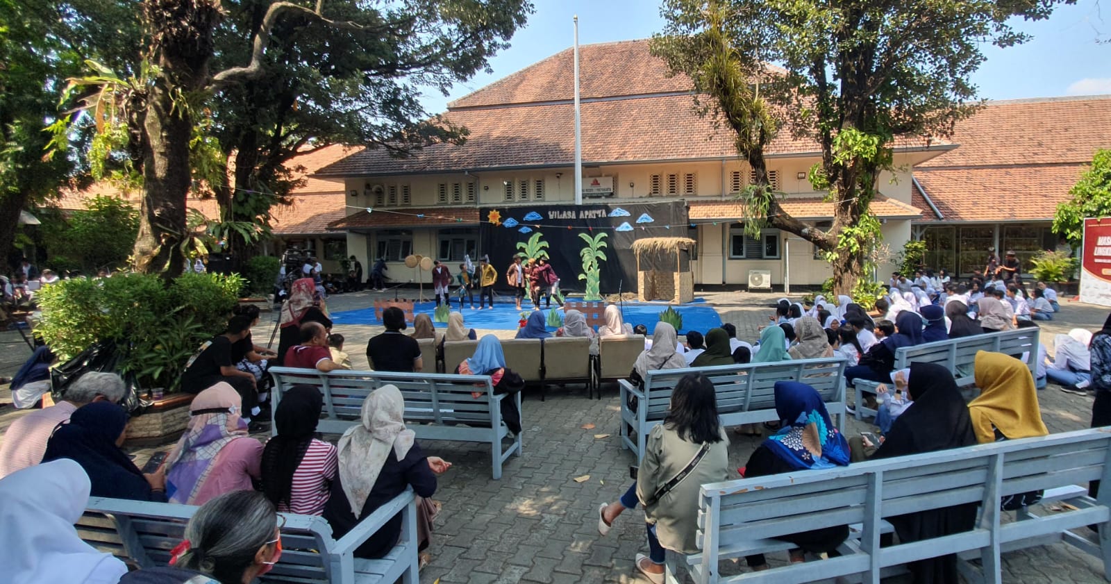 ANTUSIAS - Sejumlah siswa SMAN 3 Jogja menyaksikan pentas teater dalam gelar karya P5 SMAN 3 Jogja pada Kamis (15/8/2024)  (GUNAWAN/Radar Jogja)