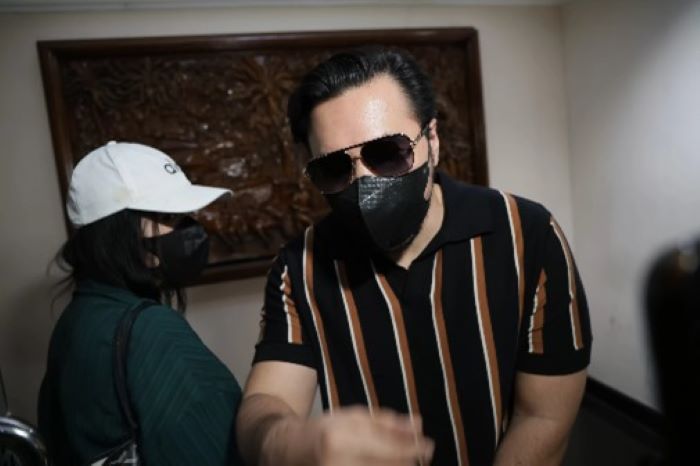 David Bayu menemani Audrey Davis untuk pemeriksaan polisi Judul:&nbsp;