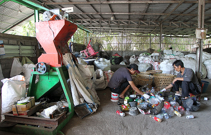 Pekerja memilah sampah plastik di TPS3R (Tempat Pengolahan Sampah Reduce, Reuse, and Recycle) KUPAS Kalurahan Panggungharjo, Kapanewon Sewon, Bantul, Jumat(16/8).