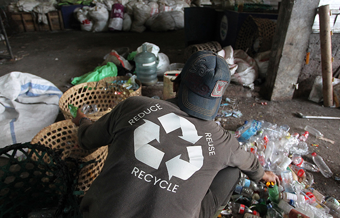 Pekerja memilah sampah plastik di TPS3R (Tempat Pengolahan Sampah Reduce, Reuse, and Recycle) KUPAS Kalurahan Panggungharjo, Kapanewon Sewon, Bantul, Jumat (16/8).