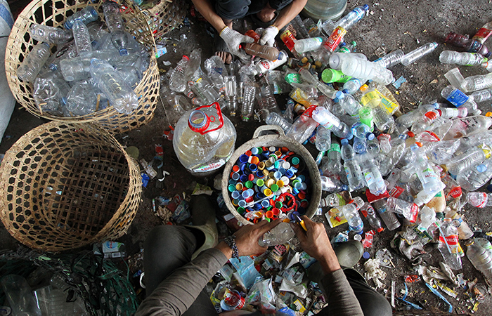 Pekerja memilah sampah plastik di TPS3R (Tempat Pengolahan Sampah Reduce, Reuse, and Recycle) KUPAS Kalurahan Panggungharjo, Kapanewon Sewon, Bantul, Jumat (16/8).