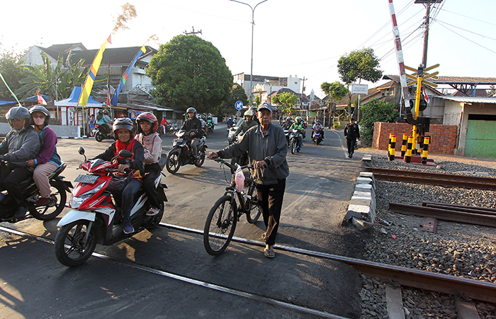 PT KAI Daop 6 Yogyakarta menggelar sosialisasi untuk tertib dan selamat saat melewati perlintasan sebidang kereta api, di Jalan HOS Cokroaminoto, Kota Jogja, (16/8).