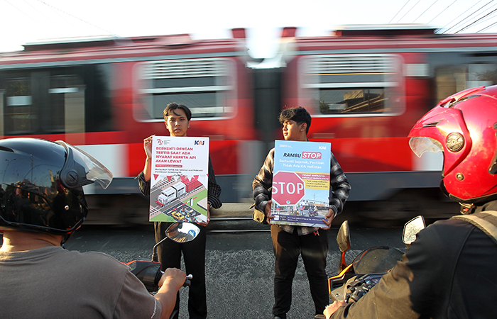 PT KAI Daop 6 Yogyakarta menggelar sosialisasi untuk tertib dan selamat saat melewati perlintasan sebidang kereta api, di Jalan HOS Cokroaminoto, Kota Jogja, (16/8).