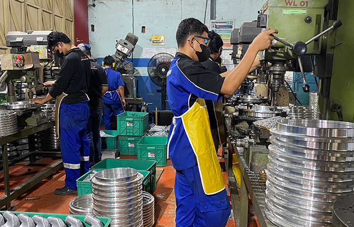 SERAP BANYAK NAKER: Produksi logam perusahaan milik Bambang Ketel di daerah Mrican, Giwangan, Umbulharjo, Jogja.Agung Dwi Prakoso/Radar Jogja
