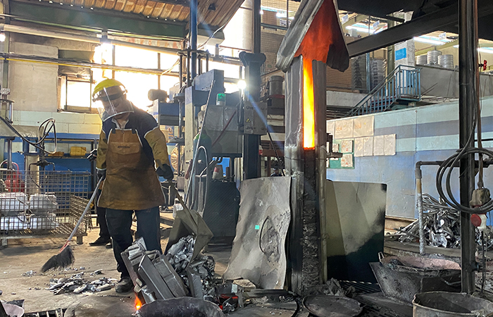 SERAP BANYAK NAKER: Produksi logam perusahaan milik Bambang Ketel di daerah Mrican, Giwangan, Umbulharjo, Jogja.Agung Dwi Prakoso/Radar Jogja