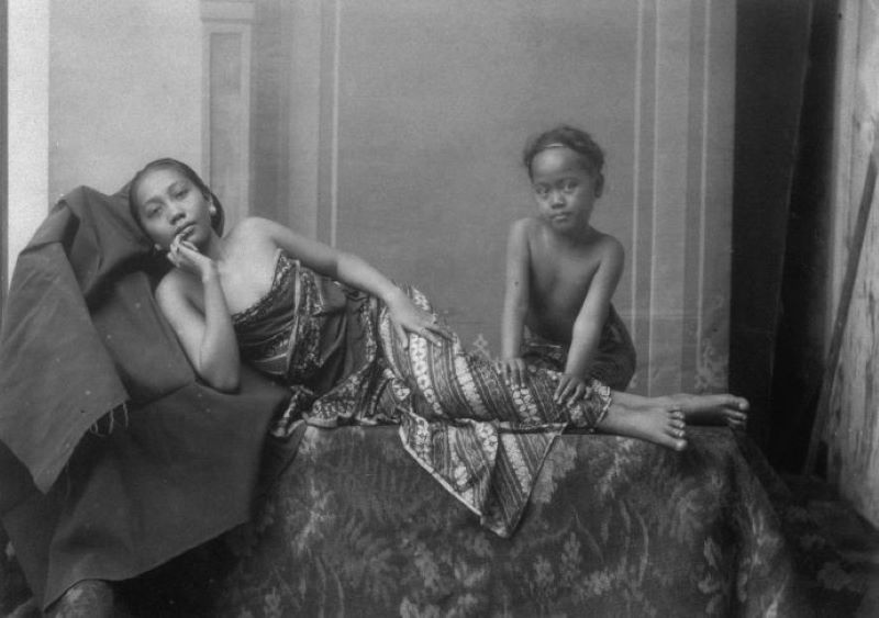 Salah Satu tradisi gowok, seorang anak yang memijit wanita muda di Jawa pada era kolonial Belanda.