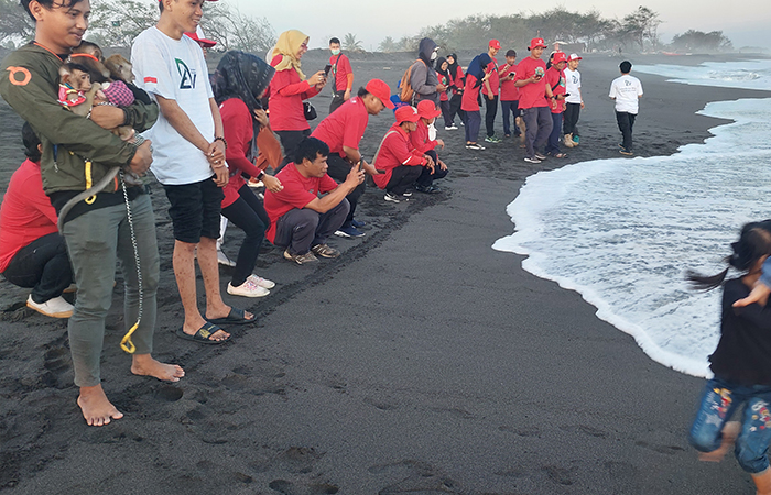 ANTUSIAS: Masyarakat yang mengunjungi Pantai Bidara, Kulon Progo saat ikut melepaskan tukik (16/8).ANOM BAGASKORO/RADAR JOGJA