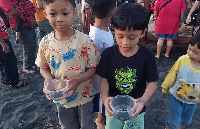 ANTUSIAS: Masyarakat yang mengunjungi Pantai Bidara, Kulon Progo saat ikut melepaskan tukik (16/8).ANOM BAGASKORO/RADAR JOGJA