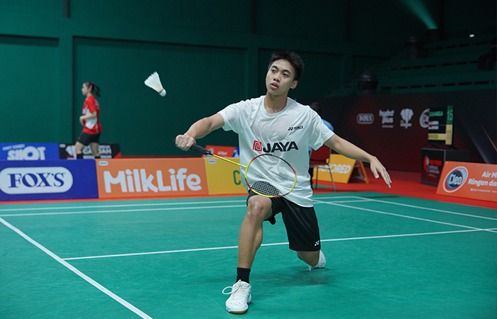 KERAHKAN KEKUATAN: Pemain U-17 putra dari PB Jaya Raya, Maharishiel Timotius Gain membuka keunggulan timnya melawan Gideon Badminton Academy di pertandingan semifinal Polytron Superliga Junior 2024
