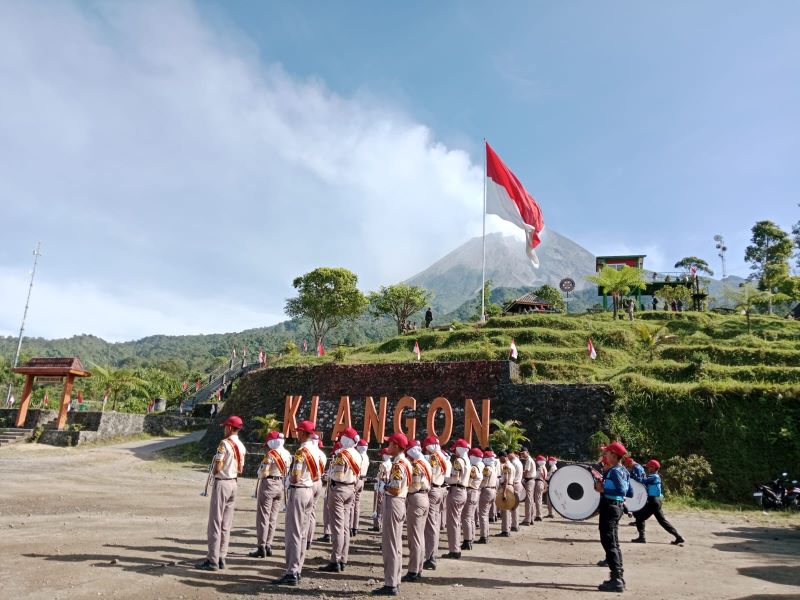 Pengibaran bendera raksasa di Bukit Klangon, Kalurahan Glagaharjo, Kapanewon Cangkringan