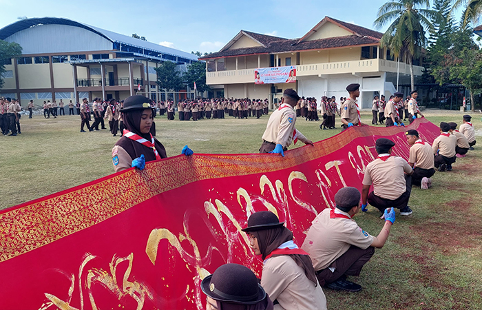 MEMBATIK: Pramuka SMKN 2 Pengasih unjuk gigi dengan membatik.ANOM BAGASKORO/RADAR JOGJA