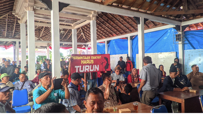 Demonstrasi warga akibat geram lurah menolak bantuan dari Kemenhan RI, di Balai Kalurahan Piyaman, Wonosari, Gunungkidul, Jumat (16/8) sore.
