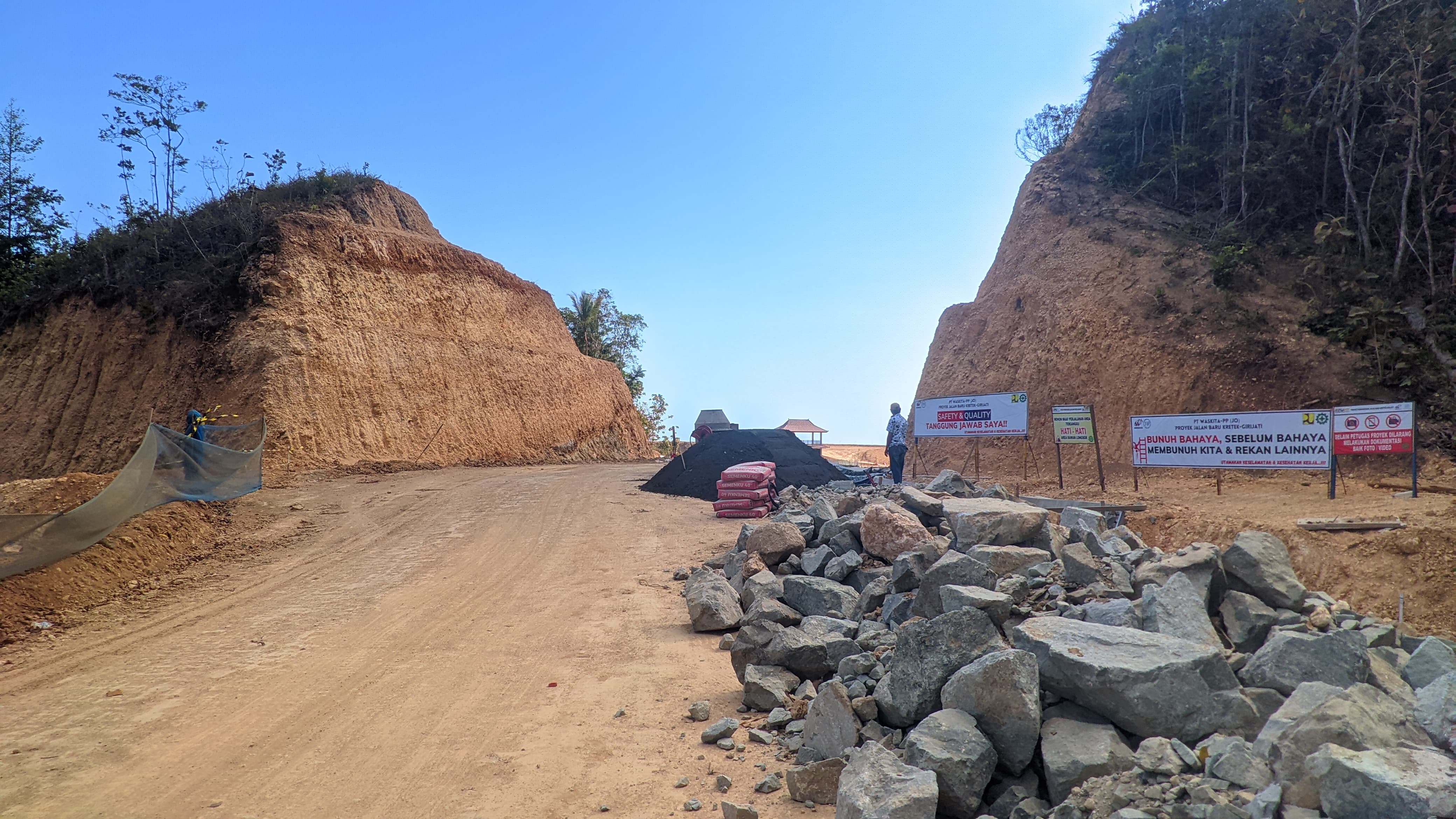 Proyek pembangunan JJLS Kelok 18 di Kalurahan Girijati, Kapanewon Purwosari, Gunungkidul.&nbsp;
