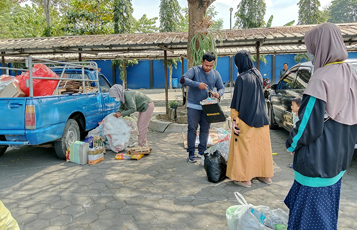 IKUT ANDIL: Kegiatan Daur Resik ketika membuka drop point di Kampus Unriyo untuk membantu menyelesaikan permasalahan sampah.Delima Purnamasari/Radar Jogja
